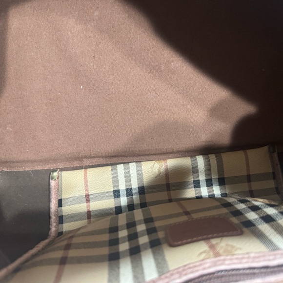 Burberry luggage bag size 45 in very good condition. comes with strap.Minor used - Picture 5 of 11